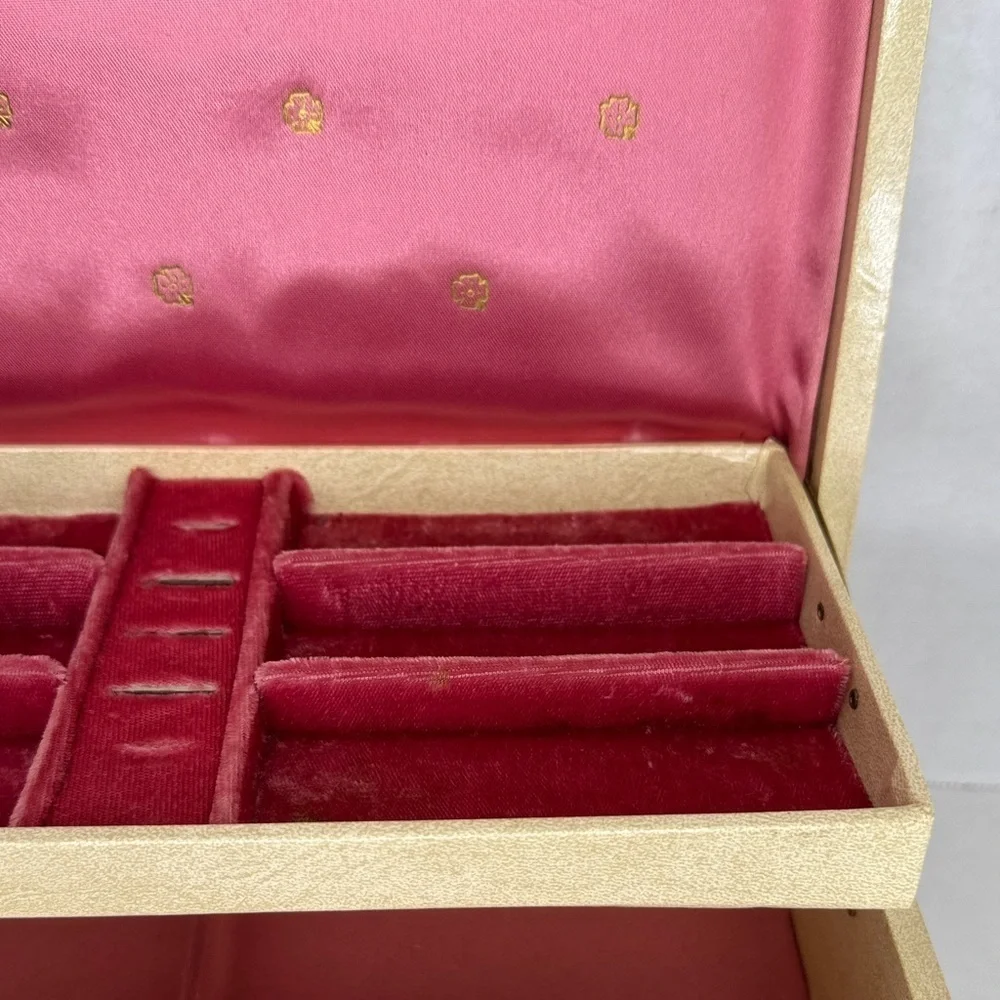 Vintage 1970's Cream and Gold Leaf Pattern Faux Leather Jewelry Box no key